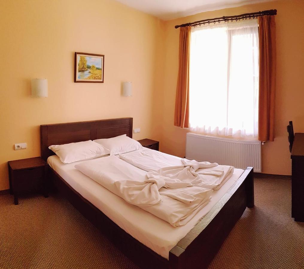 Family Hotel Chiflik Hills ภายนอก รูปภาพ