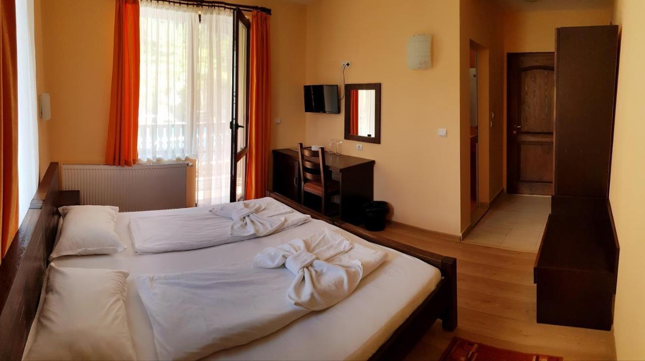 Family Hotel Chiflik Hills ภายนอก รูปภาพ