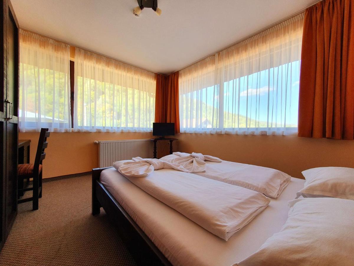 Family Hotel Chiflik Hills ภายนอก รูปภาพ