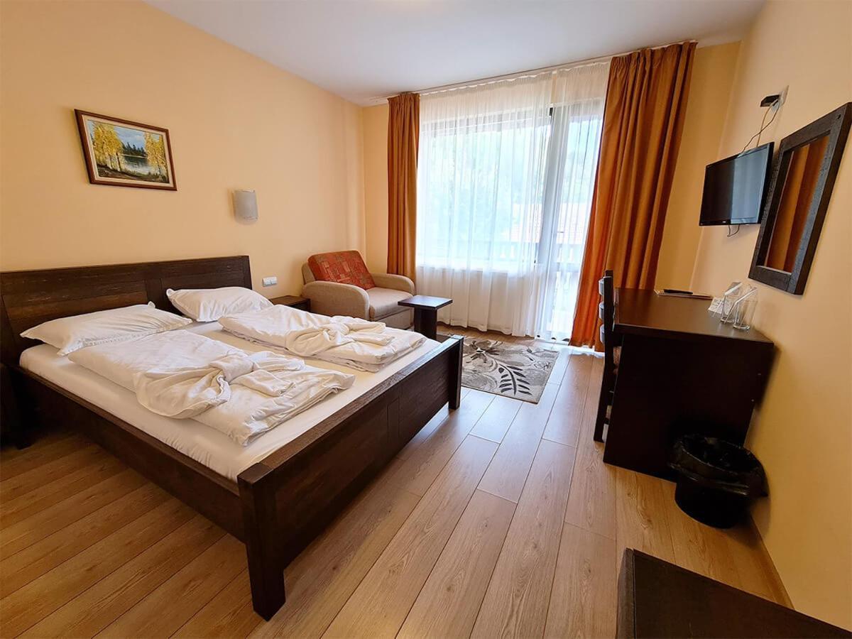 Family Hotel Chiflik Hills ภายนอก รูปภาพ