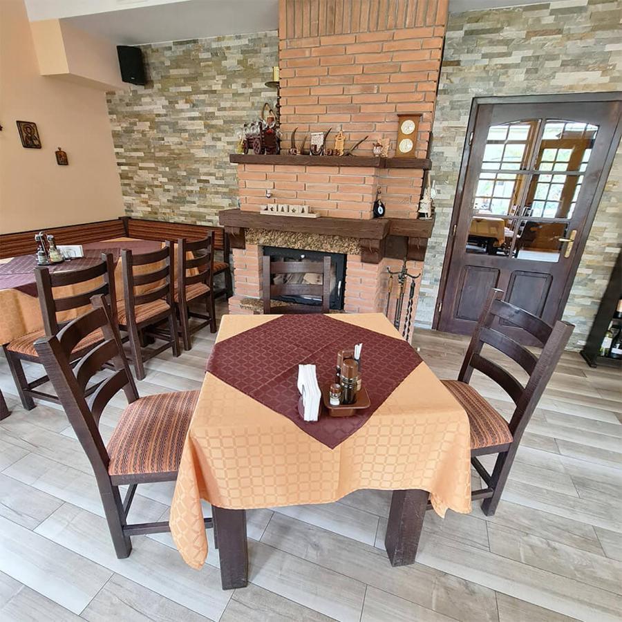 Family Hotel Chiflik Hills ภายนอก รูปภาพ