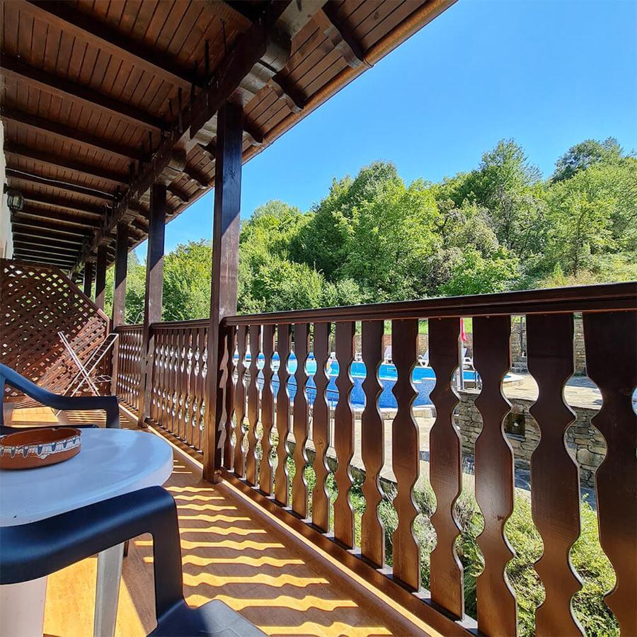 Family Hotel Chiflik Hills ภายนอก รูปภาพ