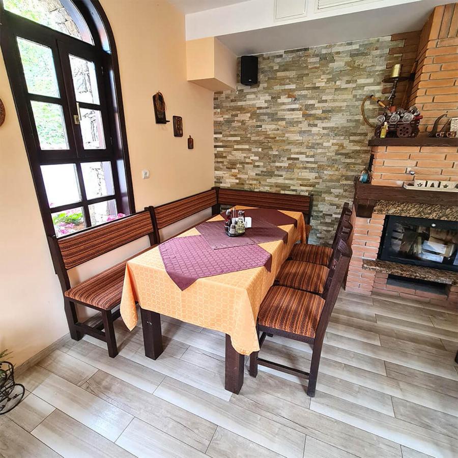 Family Hotel Chiflik Hills ภายนอก รูปภาพ