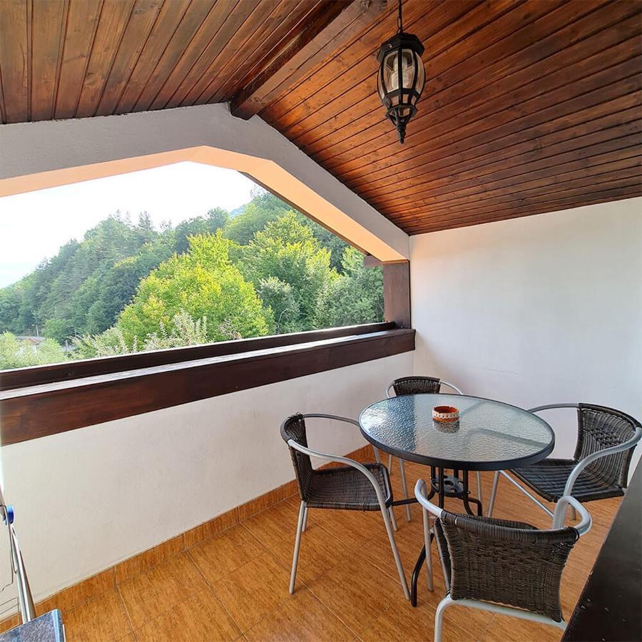 Family Hotel Chiflik Hills ภายนอก รูปภาพ