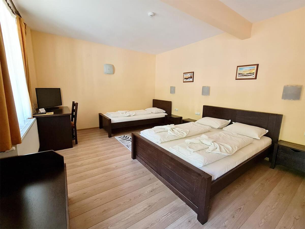 Family Hotel Chiflik Hills ภายนอก รูปภาพ
