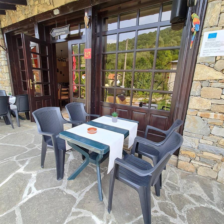Family Hotel Chiflik Hills ภายนอก รูปภาพ