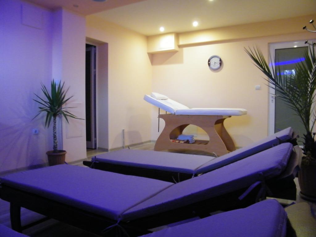 Family Hotel Chiflik Hills ภายนอก รูปภาพ