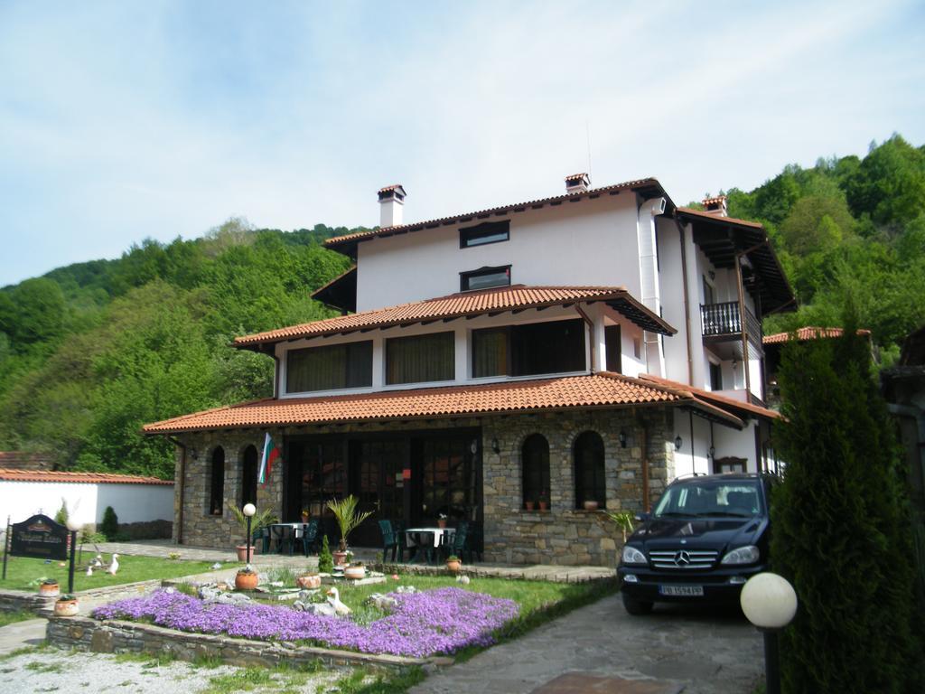 Family Hotel Chiflik Hills ภายนอก รูปภาพ