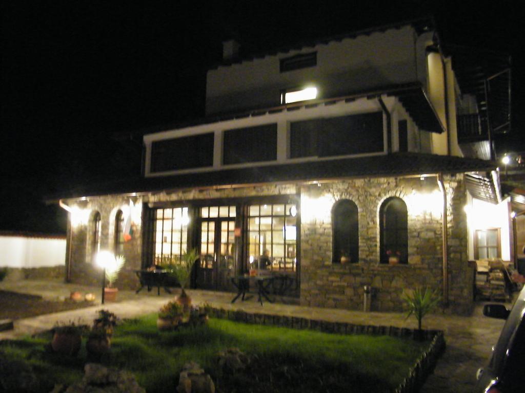 Family Hotel Chiflik Hills ภายนอก รูปภาพ