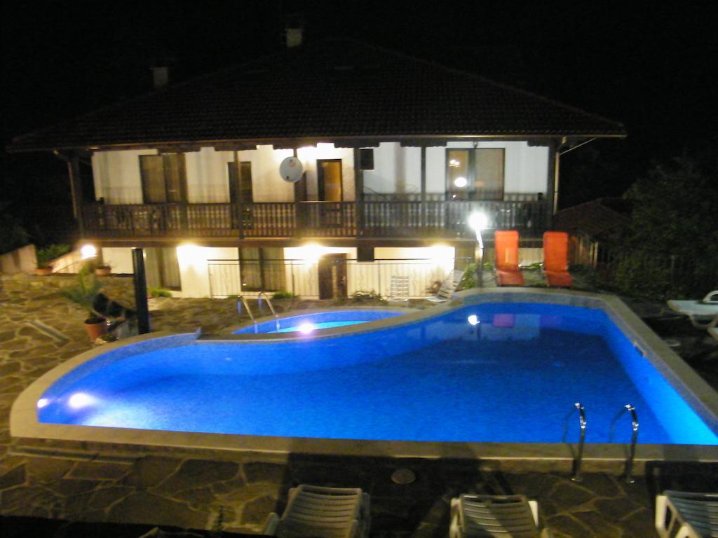 Family Hotel Chiflik Hills ภายนอก รูปภาพ