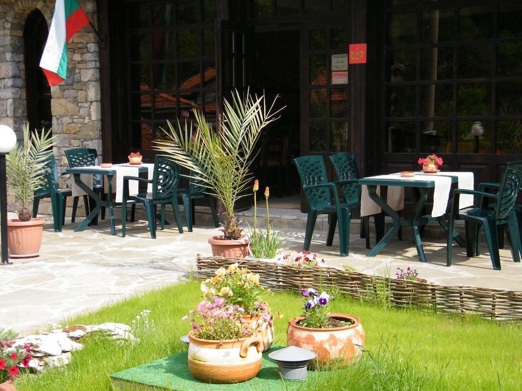 Family Hotel Chiflik Hills ภายนอก รูปภาพ