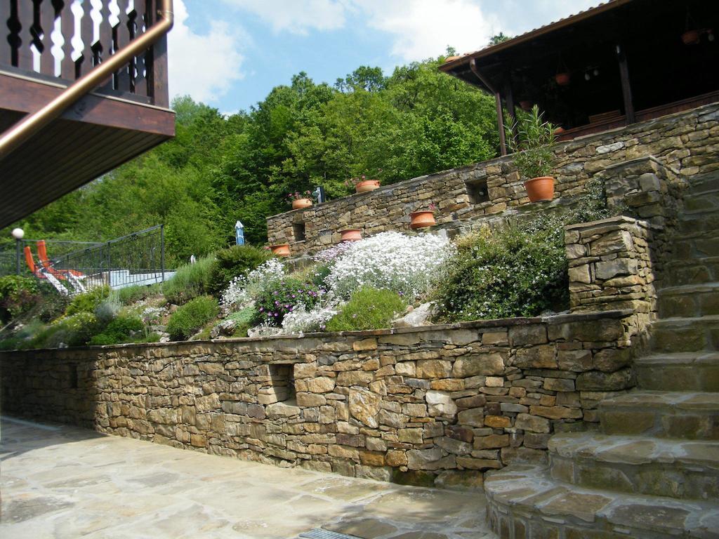 Family Hotel Chiflik Hills ภายนอก รูปภาพ
