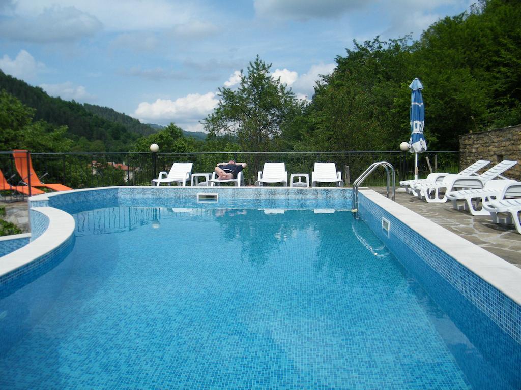 Family Hotel Chiflik Hills ภายนอก รูปภาพ