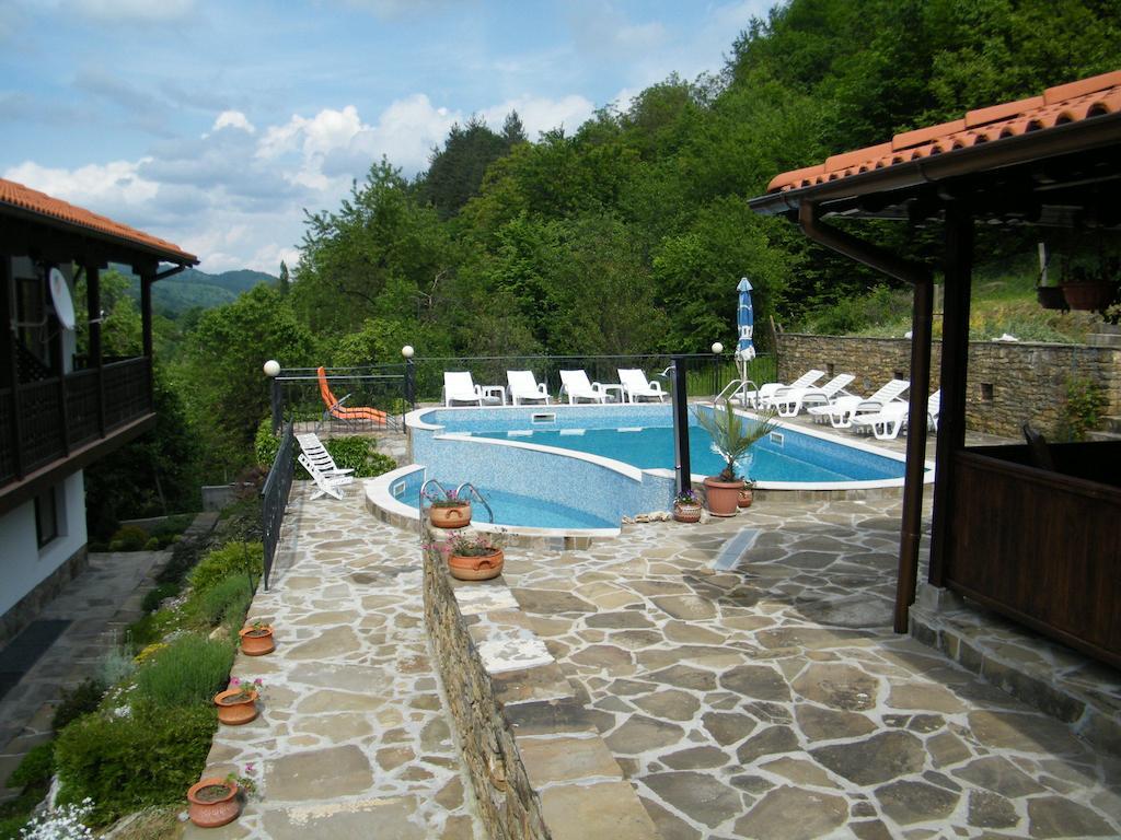 Family Hotel Chiflik Hills ภายนอก รูปภาพ