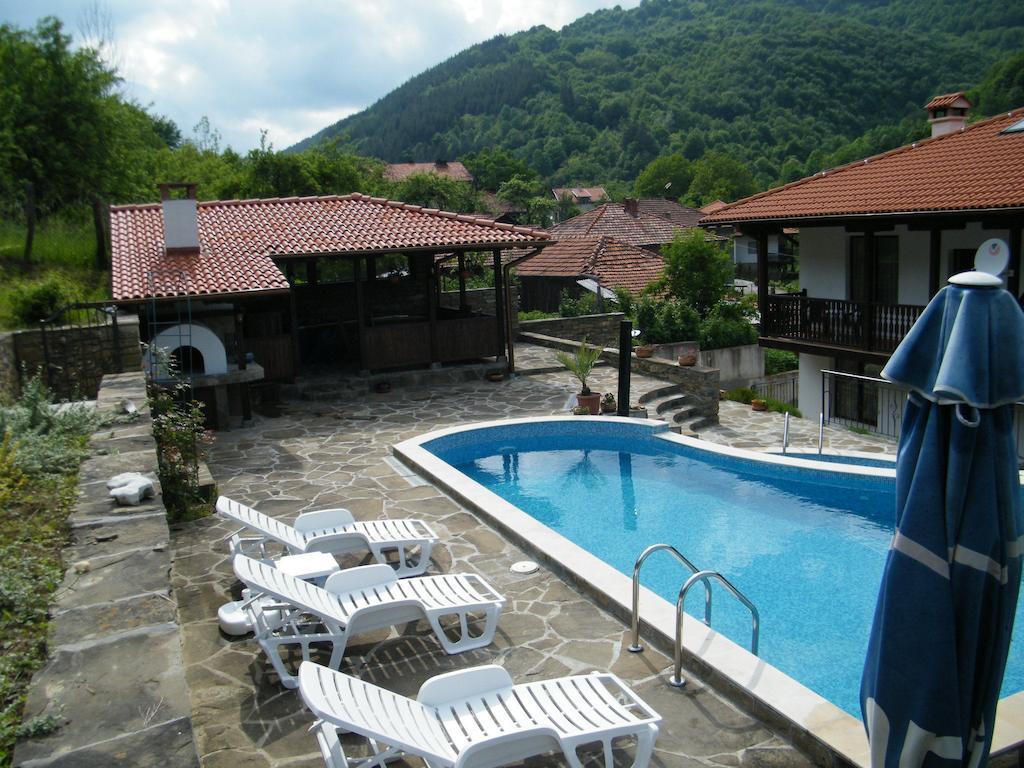 Family Hotel Chiflik Hills ภายนอก รูปภาพ