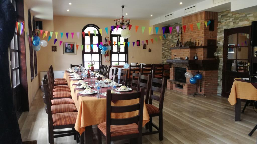 Family Hotel Chiflik Hills ภายนอก รูปภาพ