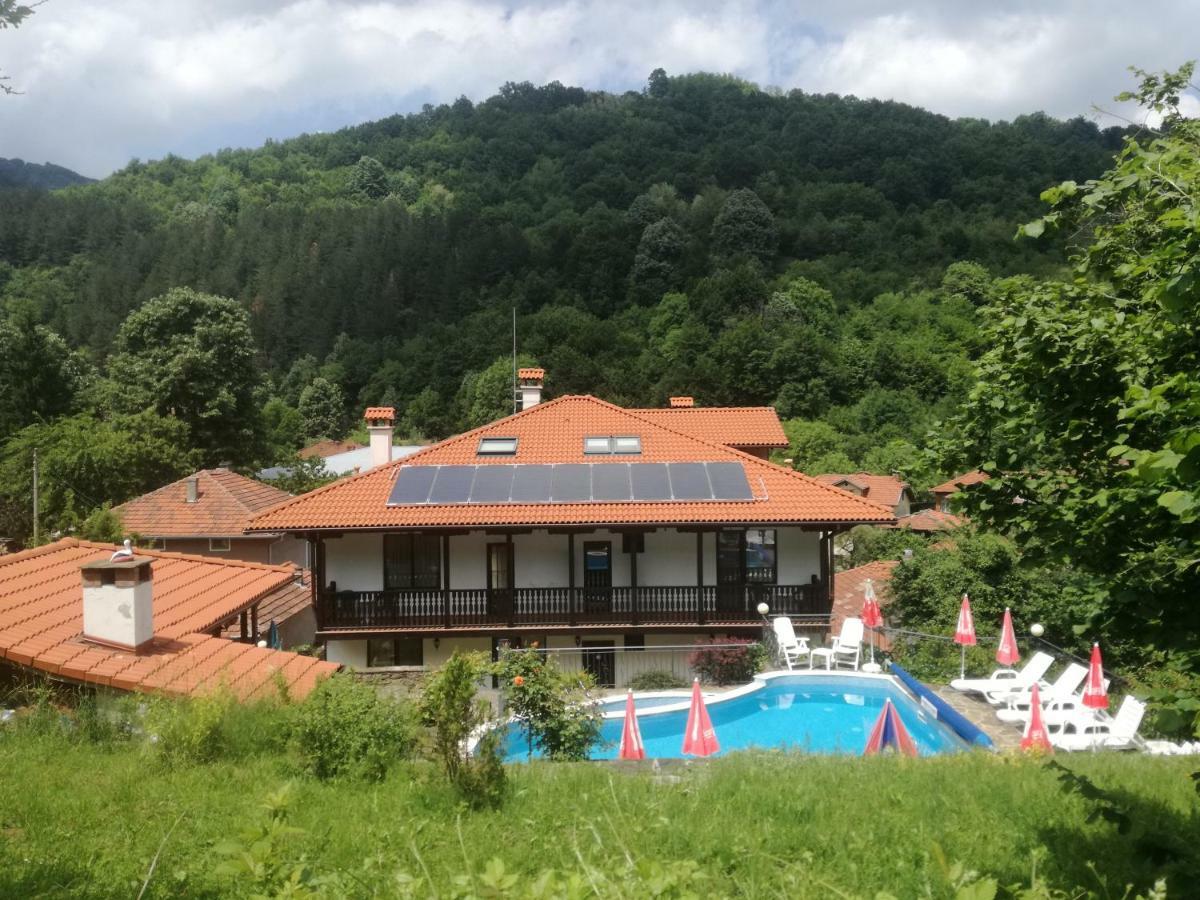 Family Hotel Chiflik Hills ภายนอก รูปภาพ